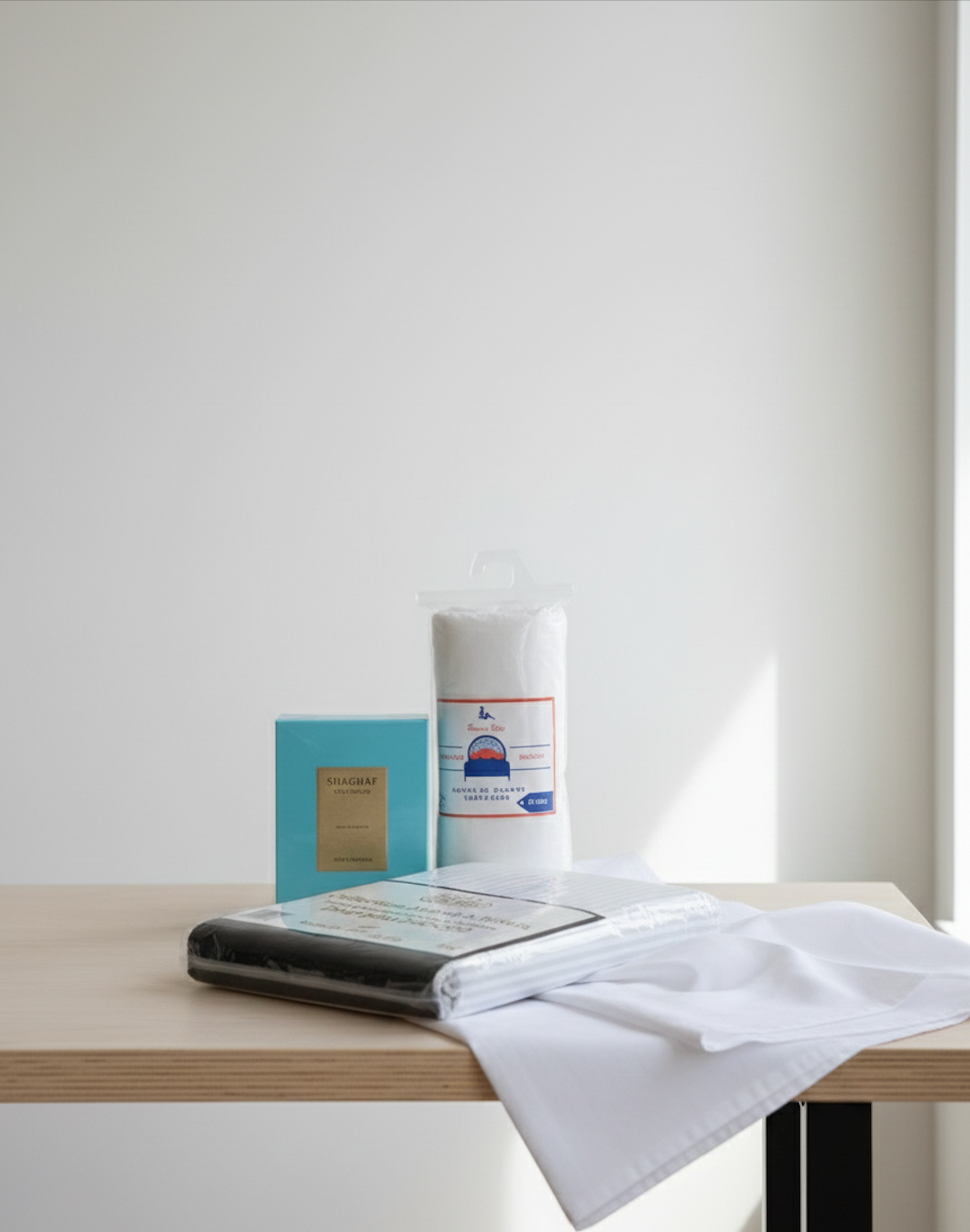Coffret luxe avec draps blancs et parfum dans une ambiance minimaliste et épurée