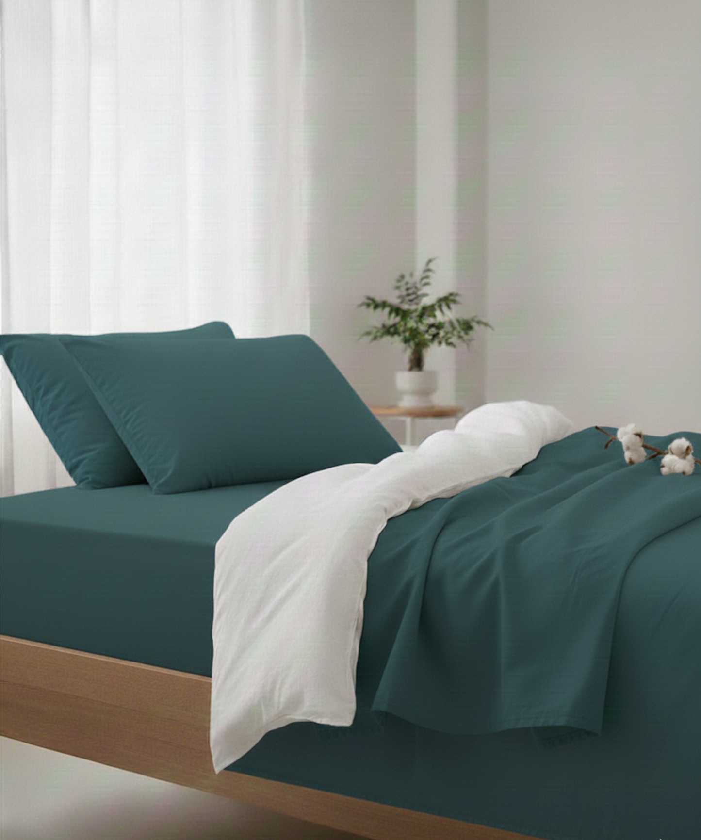 Drap plat bleu nuit en coton percale sur lit deux personnes