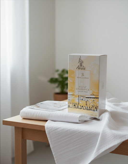 Coffret parfum Casablanca posé sur du linge blanc dans une ambiance chambre élégante