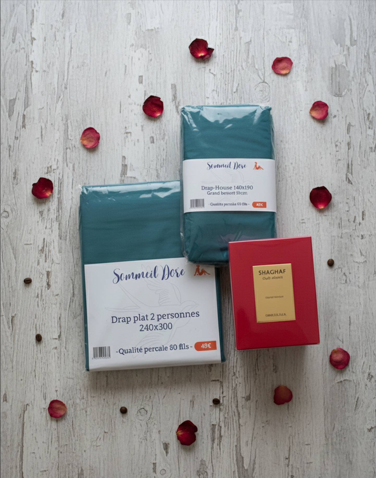 Coffret cadeau parfum et draps en coton percale avec pétales de rose, idée cadeau élégante