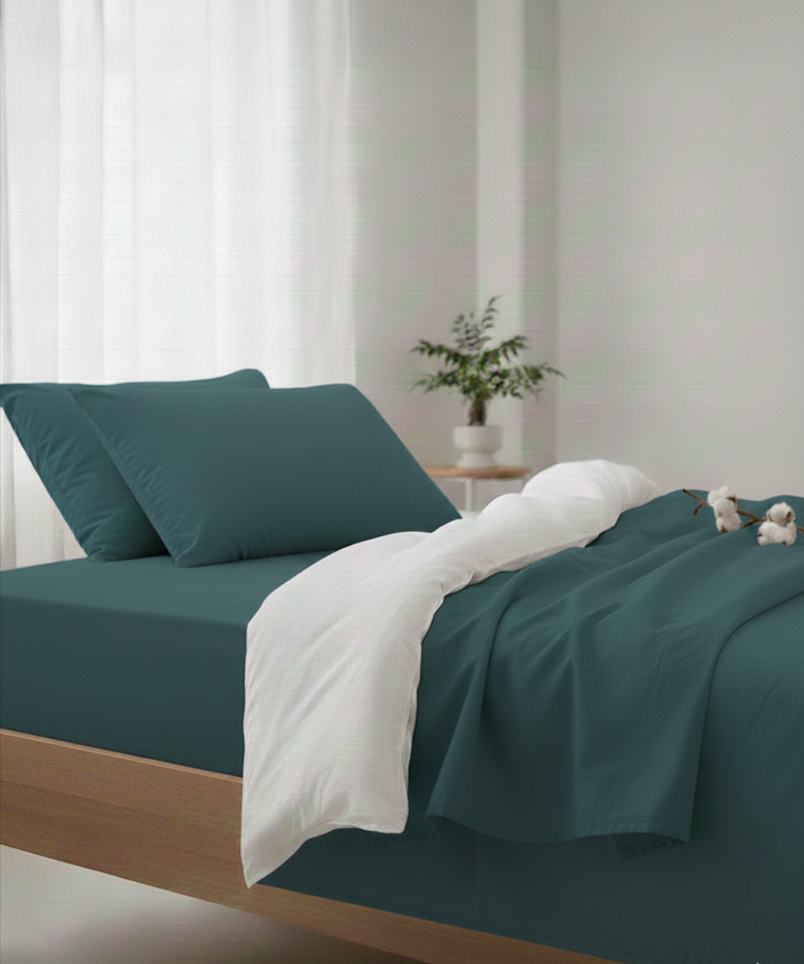 Drap plat bleu nuit en coton percale sur lit deux personnes