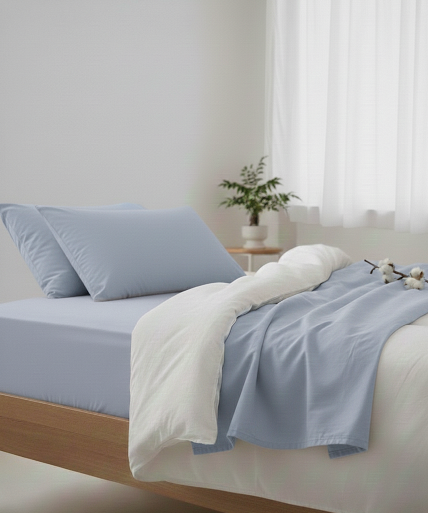 Drap plat bleu clair percale 80 fils installé sur un lit – chambre lumineuse