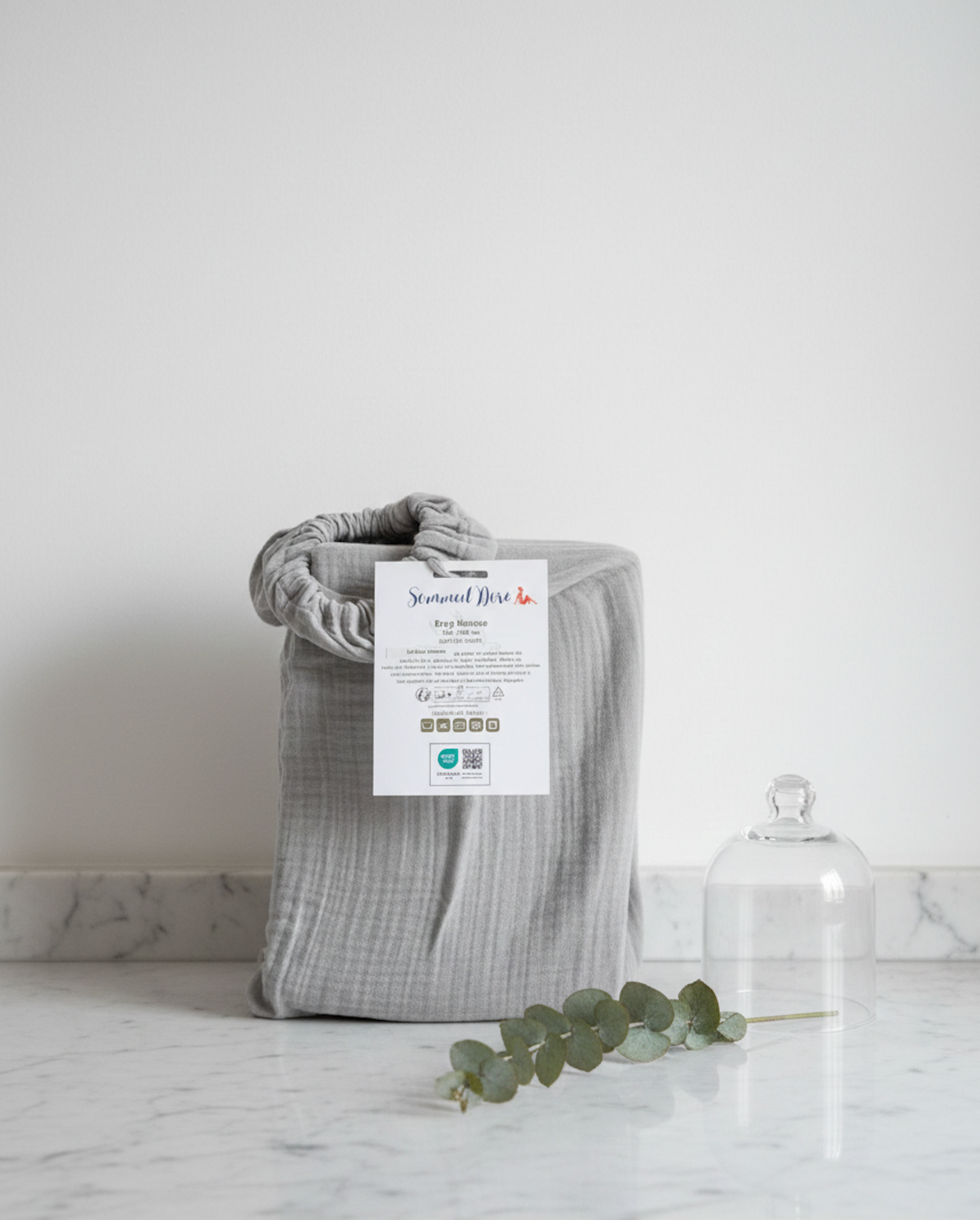 Drap housse en gaze de coton couleur gris, textile doux et respirant pour une literie élégante