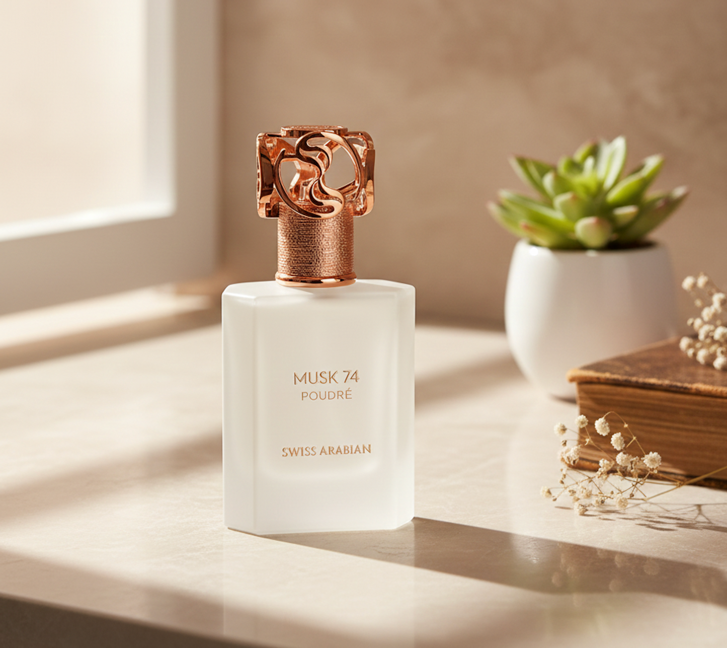 Bouteille de parfum MUSK-07 posée sur une table en lumière naturelle