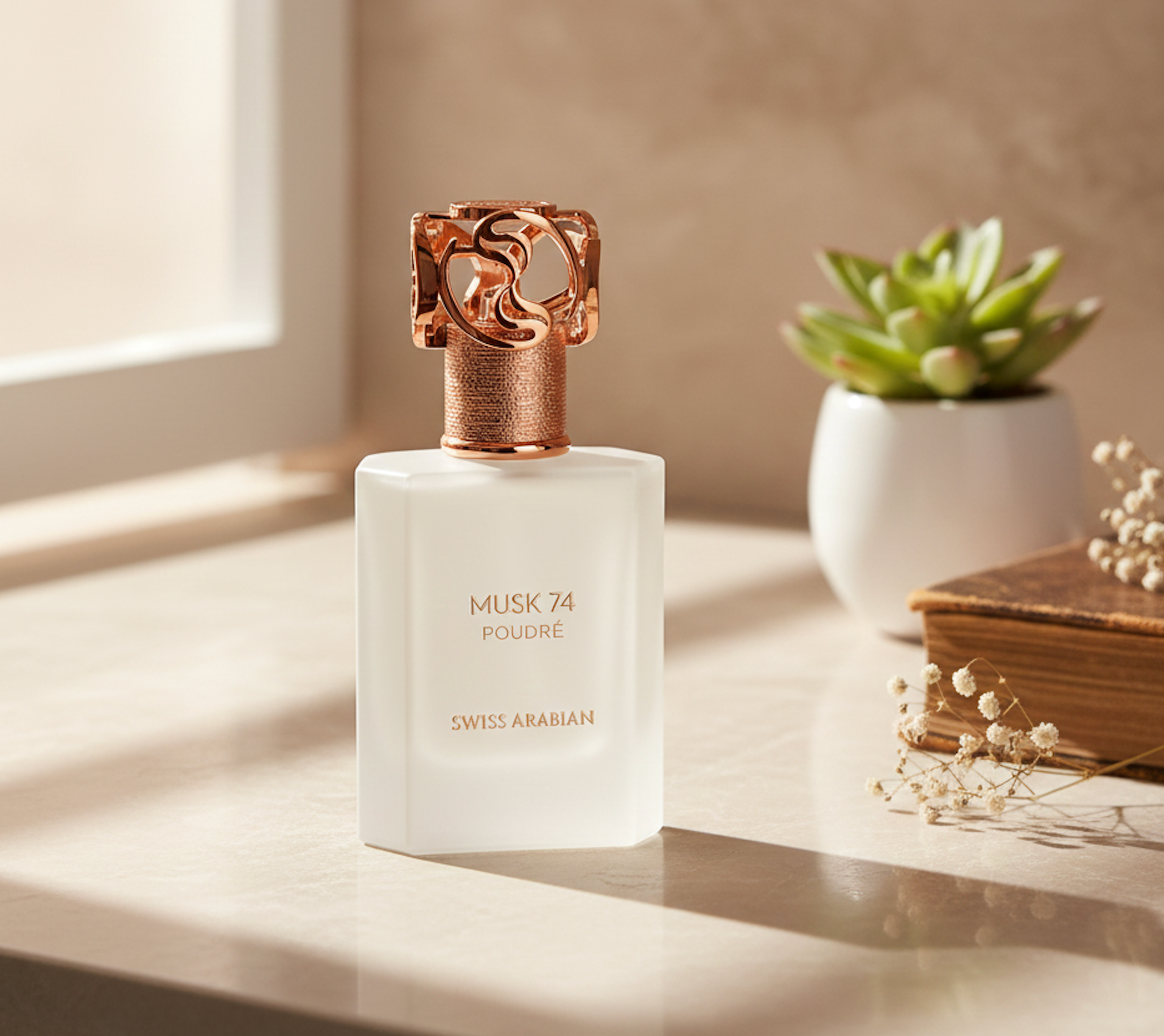 Bouteille de parfum MUSK-07 posée sur une table en lumière naturelle