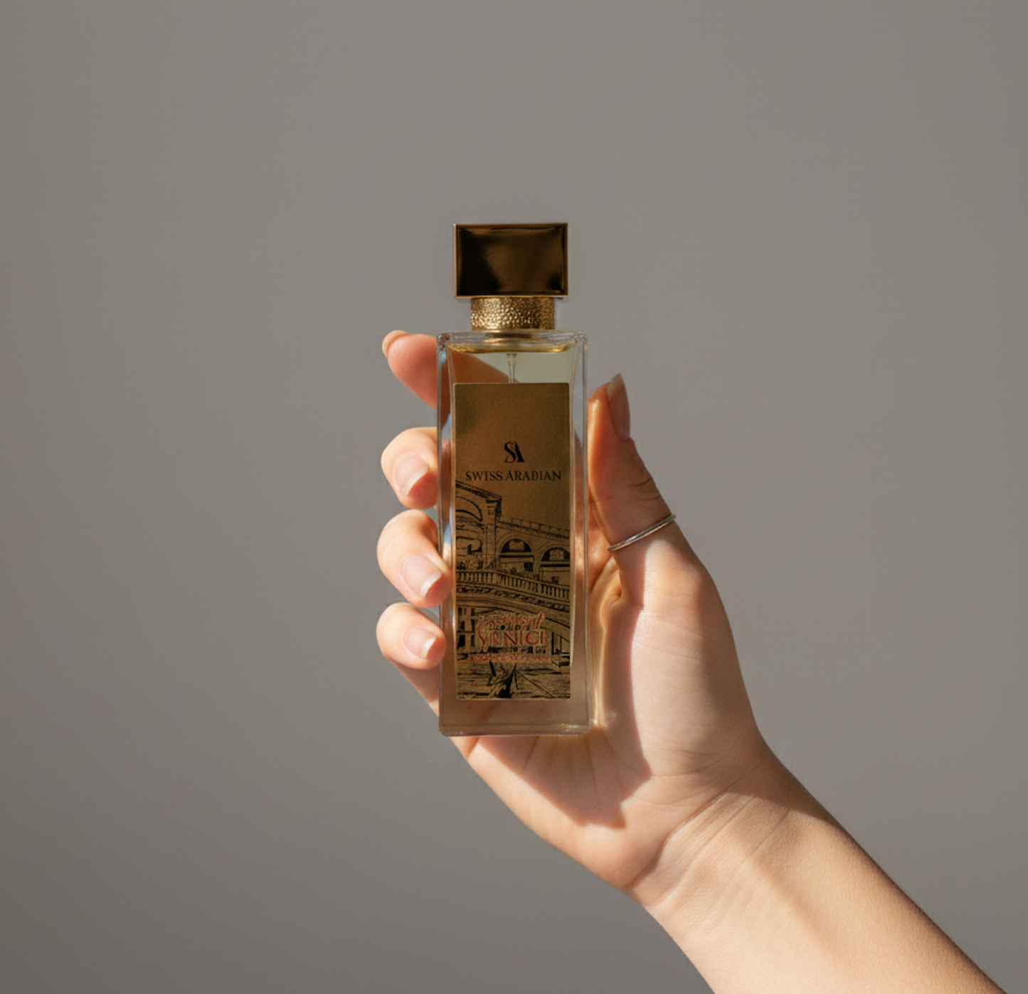 “Passion of Venice – flacon tenu dans la main”