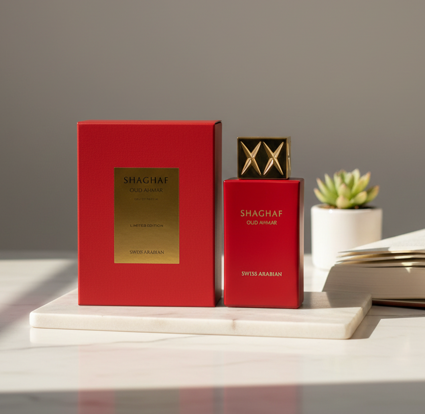 alt="Parfum Shaghaf Oud Ahmar posé sur une table avec éclairage naturel"