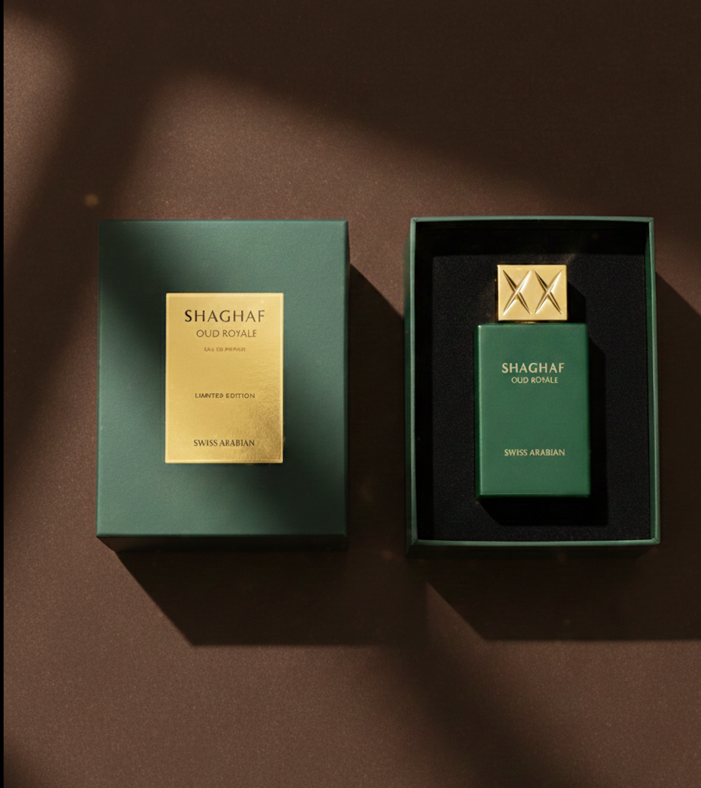 Coffret ouvert du parfum Shaghaf Oud Royale montrant le flacon vert et or dans son emballage.