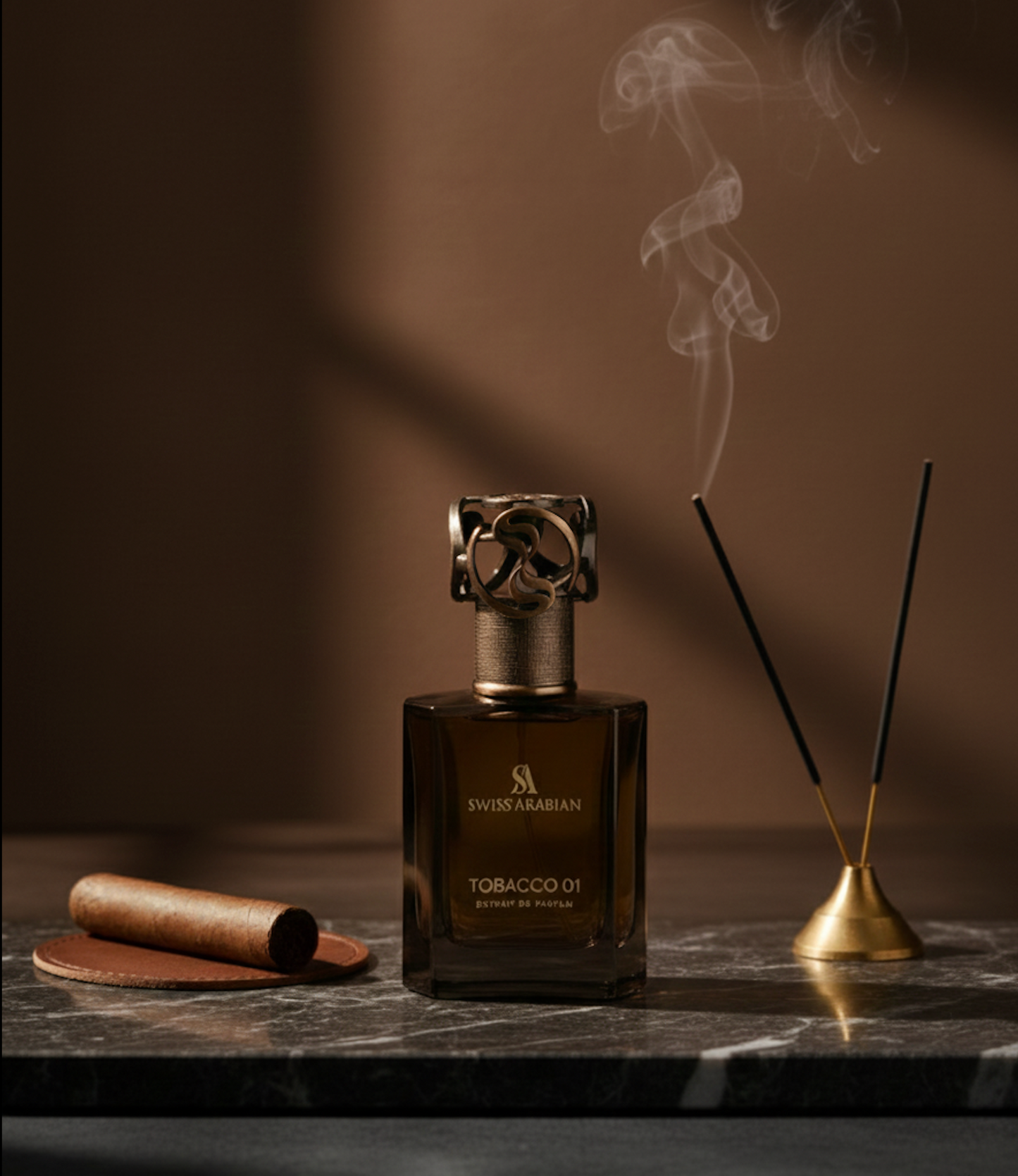 Flacon de parfum Tobacco 01 posé près d’un diffuseur d’encens, ambiance orientale boisée avec fumée.