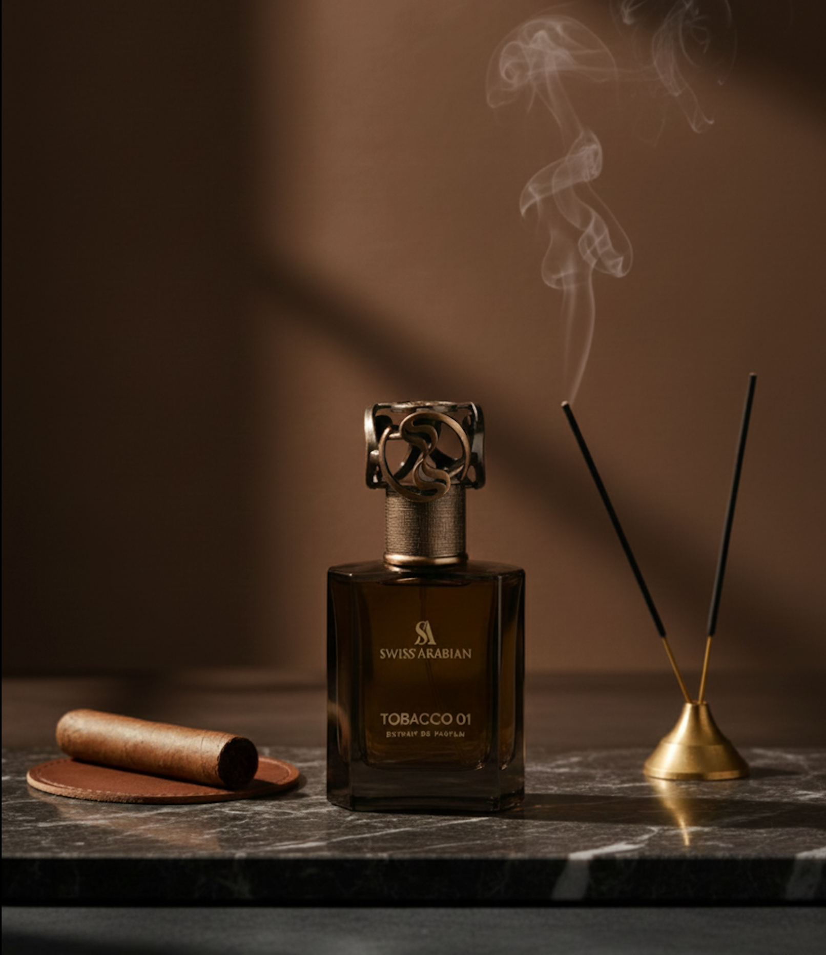 Flacon de parfum Tobacco 01 posé près d’un diffuseur d’encens, ambiance orientale boisée avec fumée.