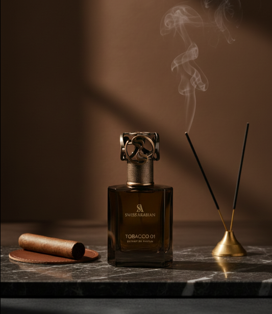 Flacon de parfum Tobacco 01 posé près d’un diffuseur d’encens, ambiance orientale boisée avec fumée.